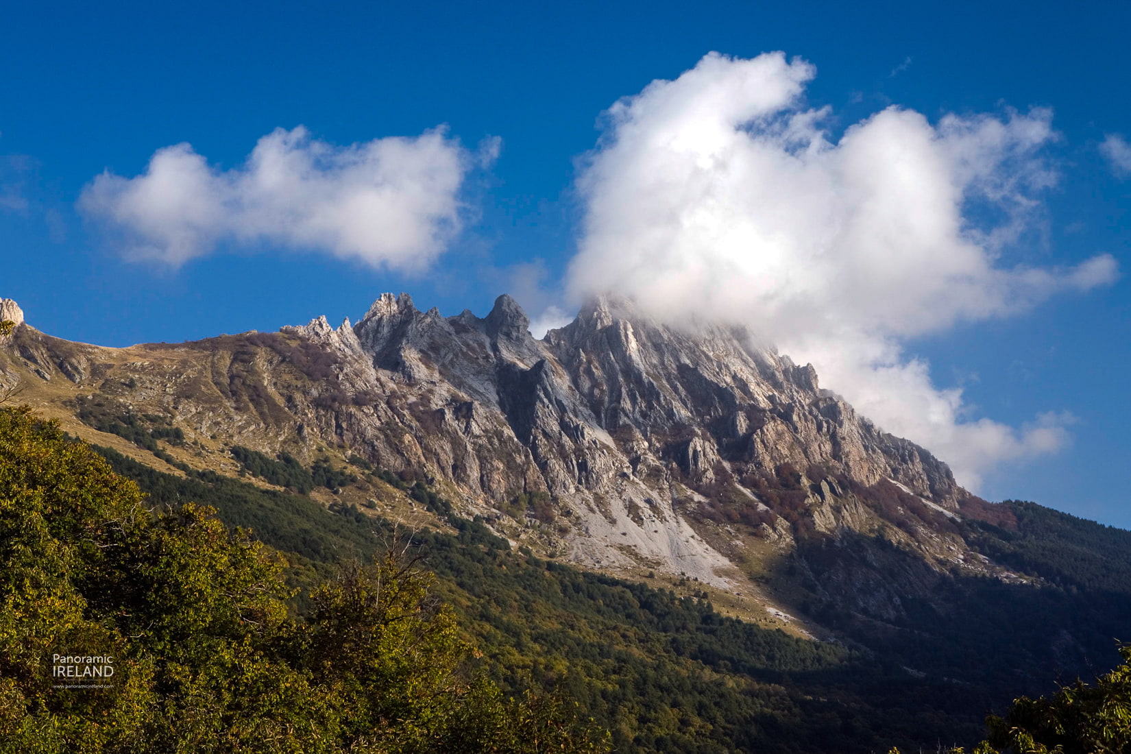 Italian countryside and mountains — Panoramic Ireland