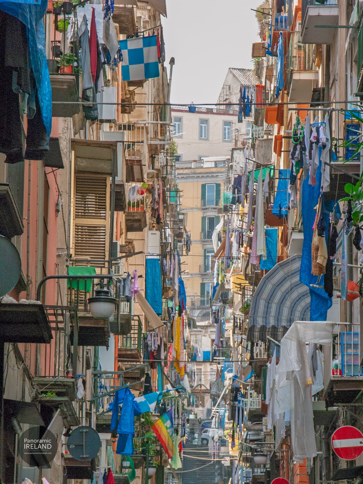 Street in Naples with washing lines — Panoramic Ireland
